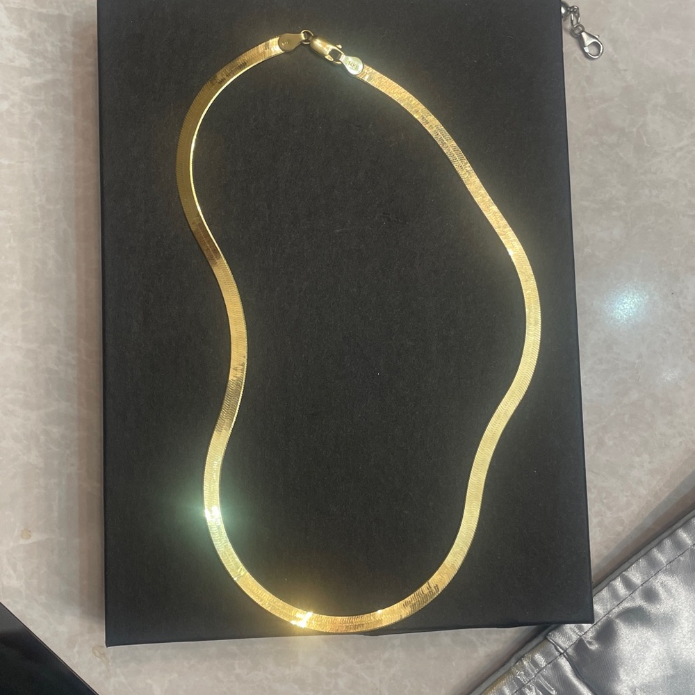 Elegant 14 karat herringbone Gold Necklace - Picture 5 of 11